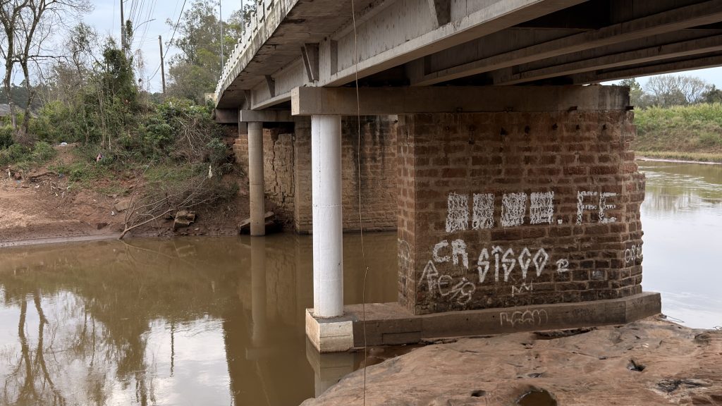 Prefeituras de Taquara e Parobé planejam construir nova ponte sobre o rio Paranhana para substituir estrutura afetada pelas enchentes