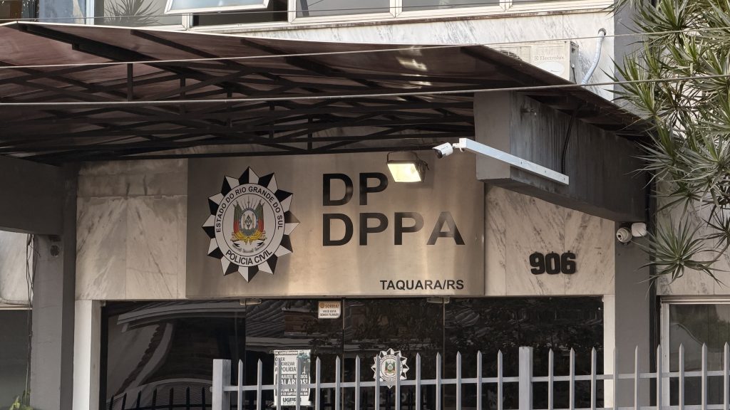 Polícia apreende simulacro de arma de fogo com adolescente na saída de escola em Taquara