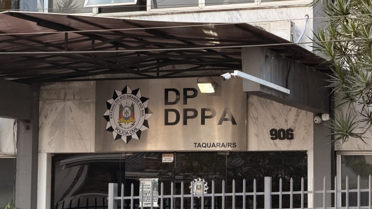 Polícia apreende simulacro de arma de fogo com adolescente na saída de escola em Taquara