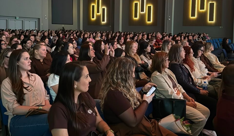 Abertura do segundo semestre letivo reúne mais de mil profissionais da educação da rede municipal de Parobé