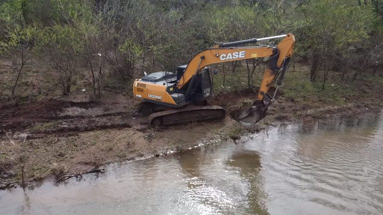 Prefeitura de Parobé retoma trabalho de desassoreamento no rio Paranhana e arroios do município