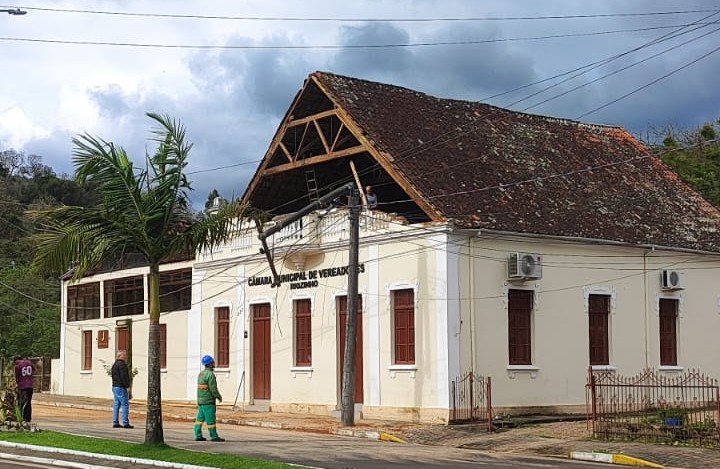 Câmara de Vereadores de Riozinho e escolas de Rolante sofreram danos durante o temporal