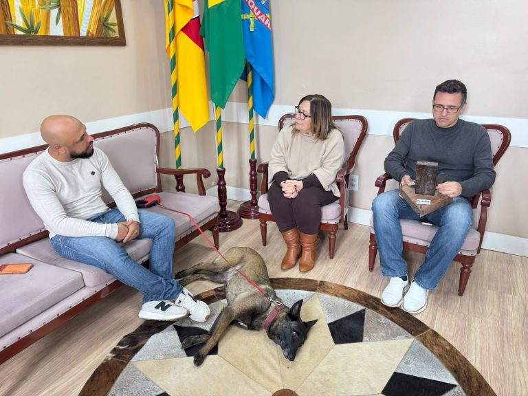 Prefeita recebe dupla de Taquara que conquistou 3º lugar em torneio de cães de polícia