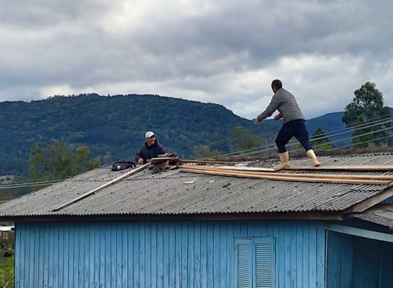 Temporal causa destelhamentos, danos em escolas e queda de árvores em Rolante