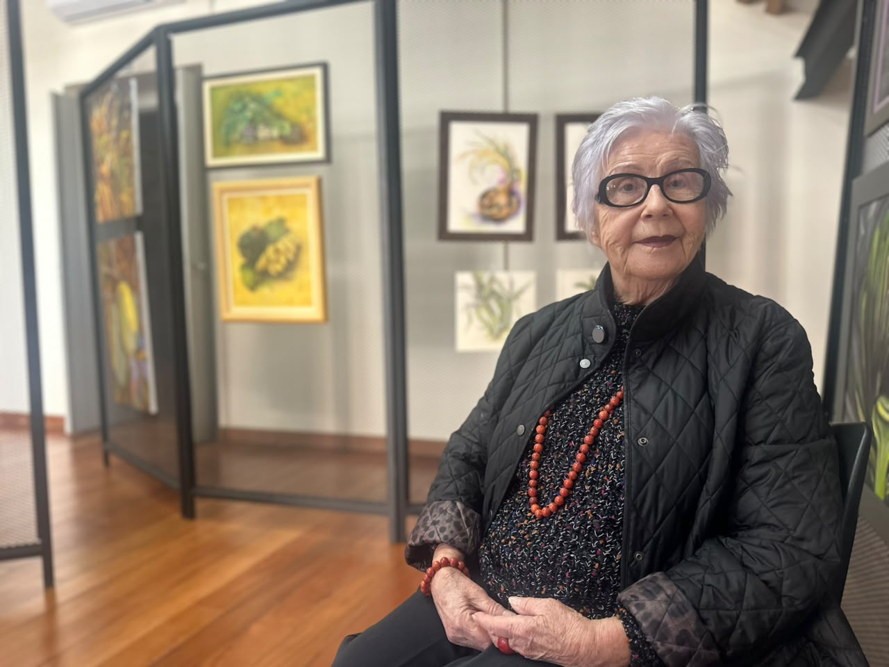 Karola Behet Elshout transforma viagens, memórias e afetos em pintura
