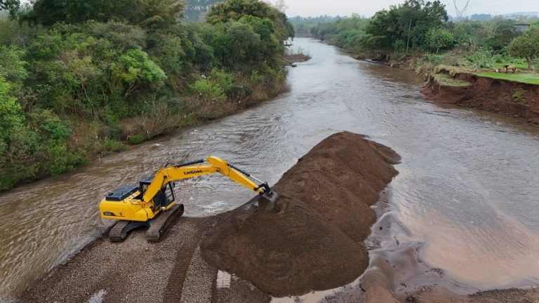 Taquara e Parobé fazem ação conjunta de desassoreamento do Rio Paranhana