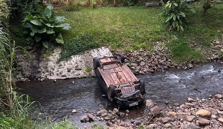 Carro é encontrado capotado dentro de arroio em Três Coroas