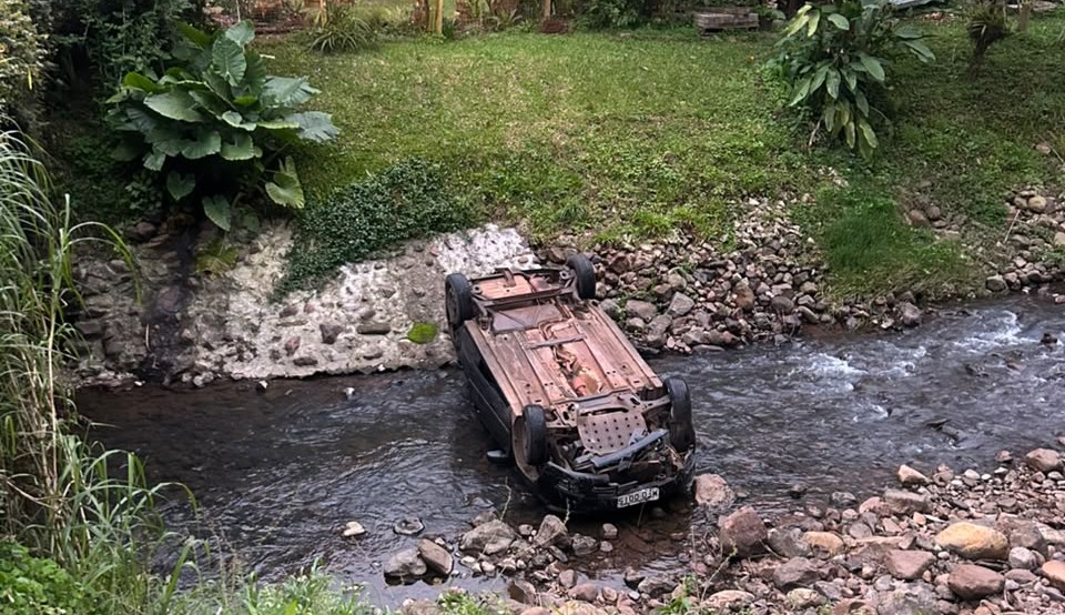 Carro é encontrado capotado dentro de arroio em Três Coroas