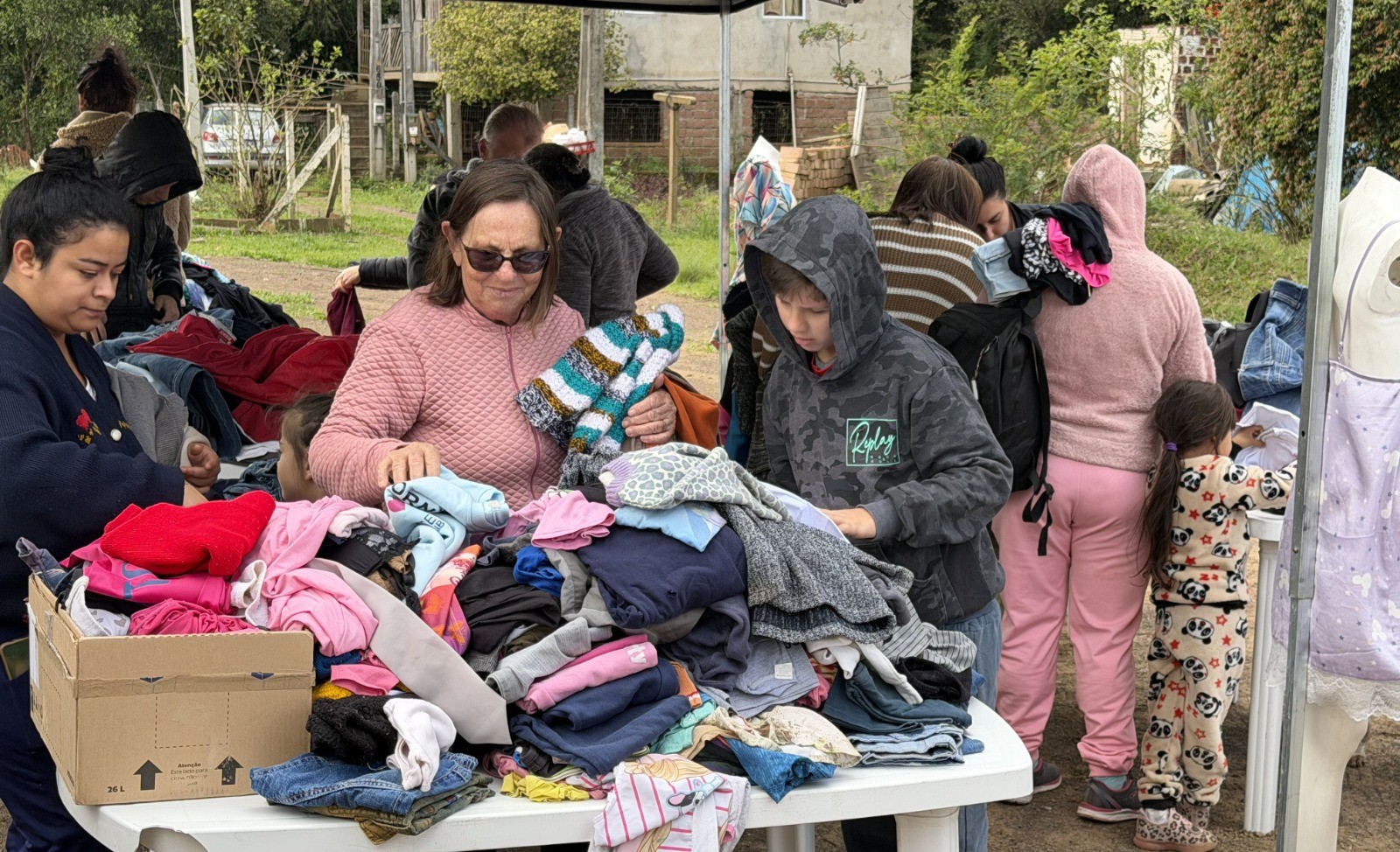 Varal Solidário leva roupas e calçados gratuitos ao bairro Mariana