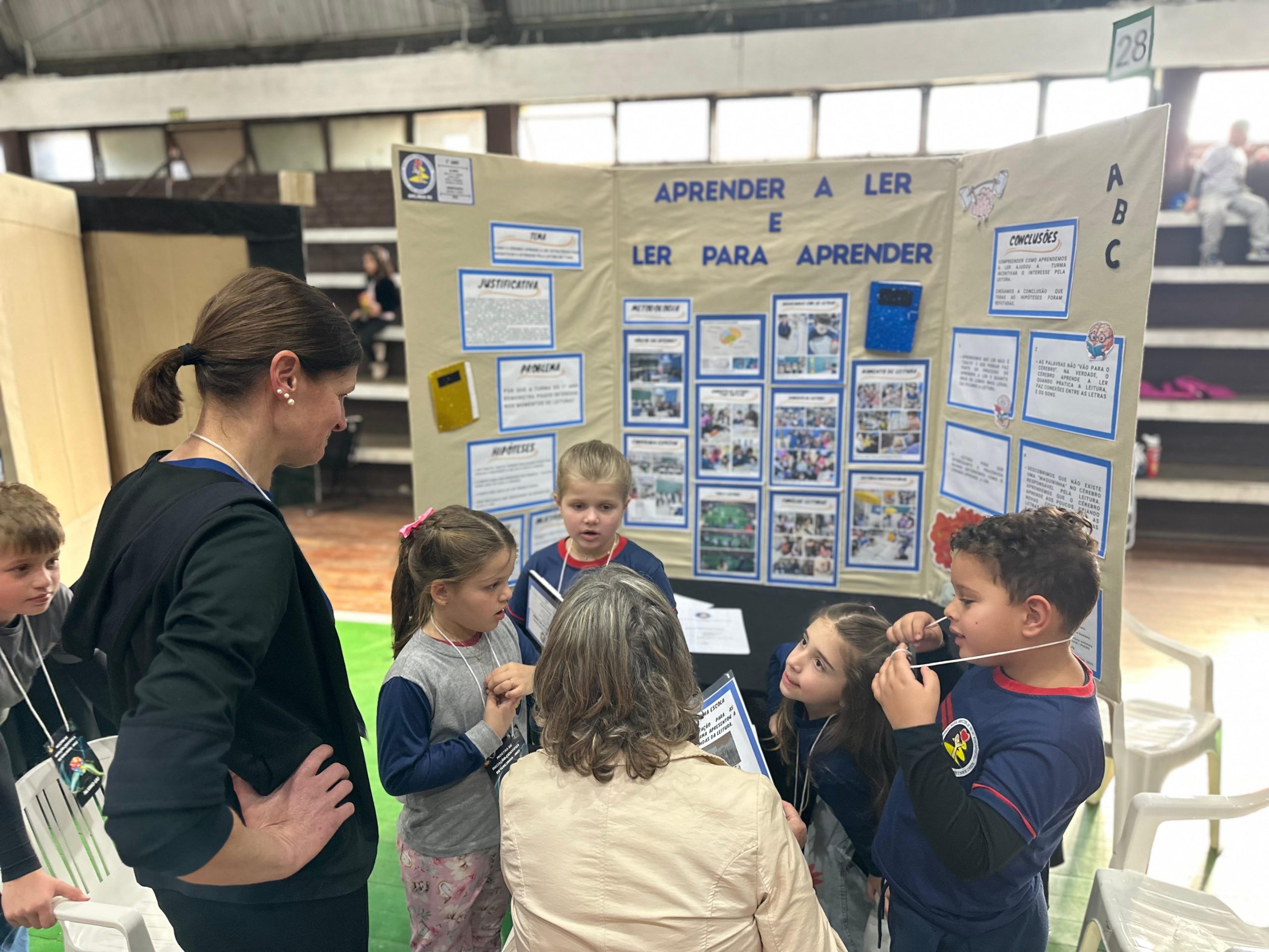 De dinossauros a questões sociais: alunos apresentam pesquisas em mostra de Igrejinha