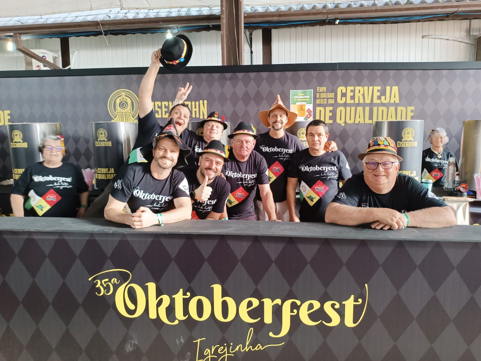 Na Oktoberfest de Igrejinha, o voluntariado também passa de geração em geração