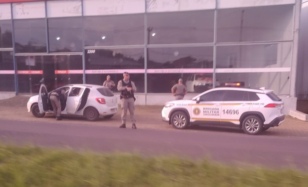 Trio é preso em flagrante após furtar chocolates em supermercado de Taquara