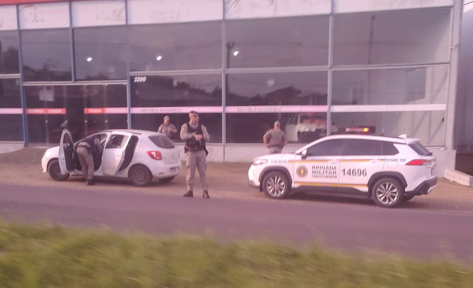 Trio é preso em flagrante após furtar chocolates em supermercado de Taquara