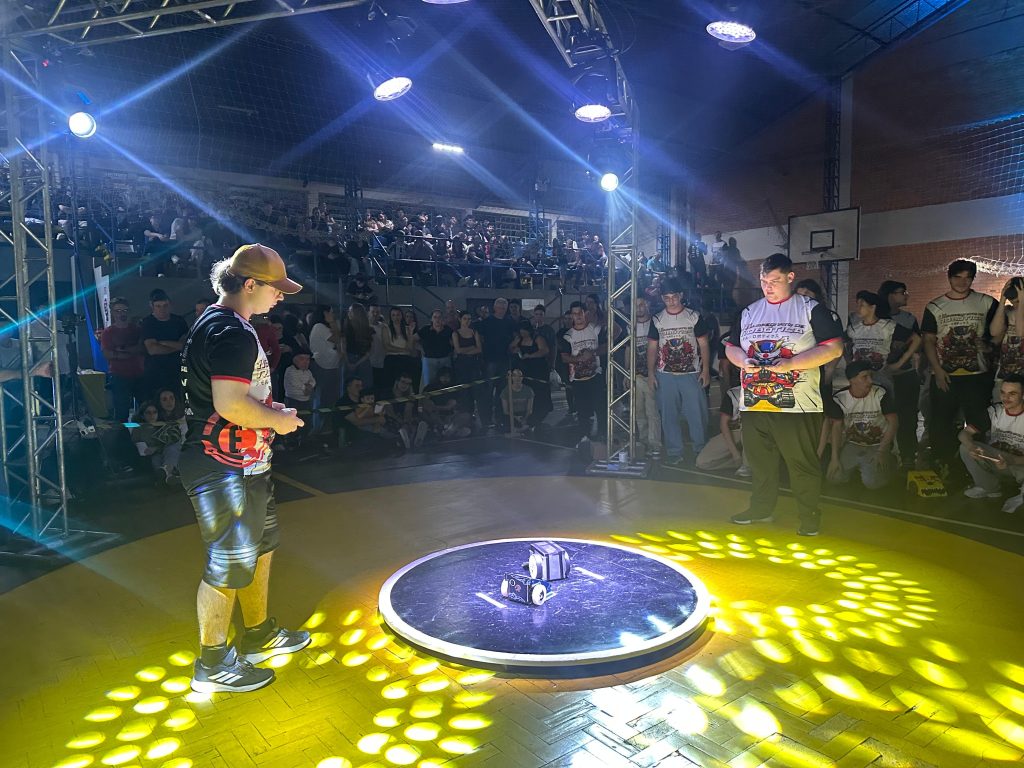 Sumô de robôs: 11º Campeonato de Robótica do Cimol transforma ginásio em arena de batalhas