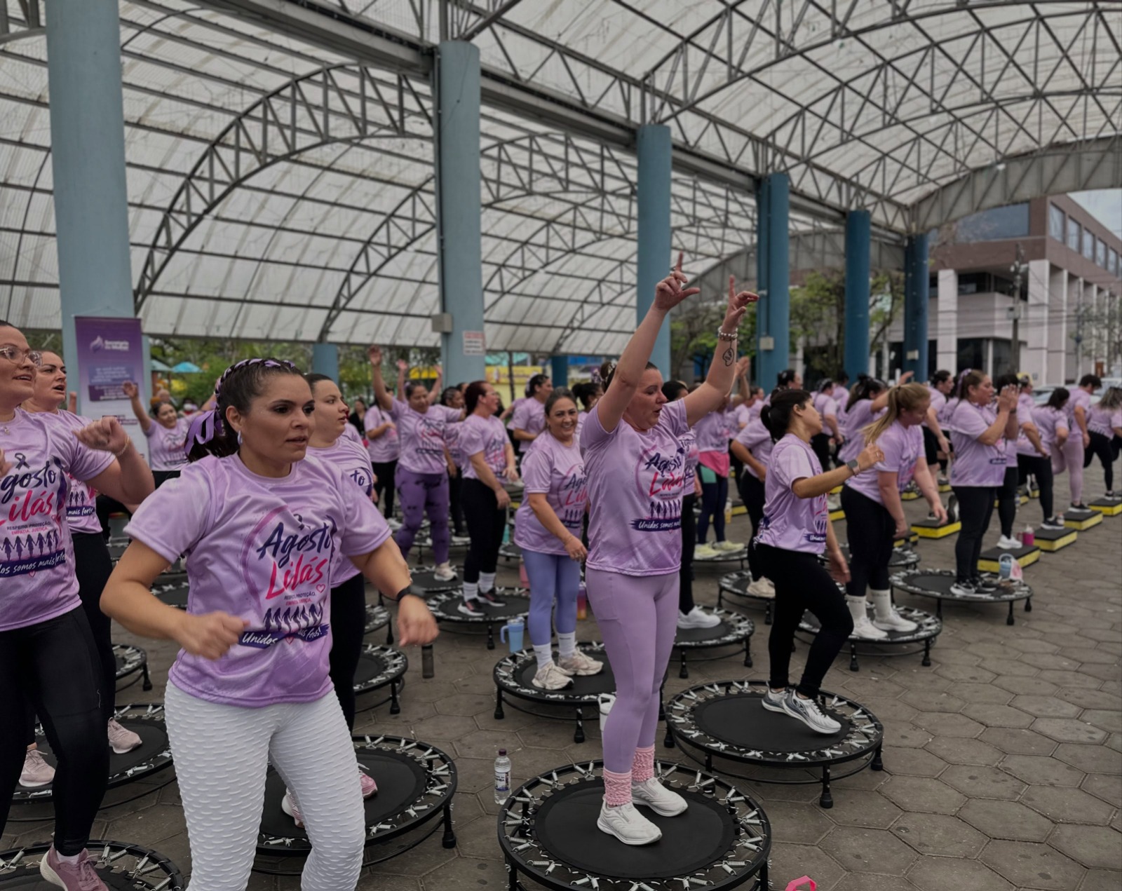 Programação de encerramento do Agosto Lilás lota Praça 1º de Maio em Parobé