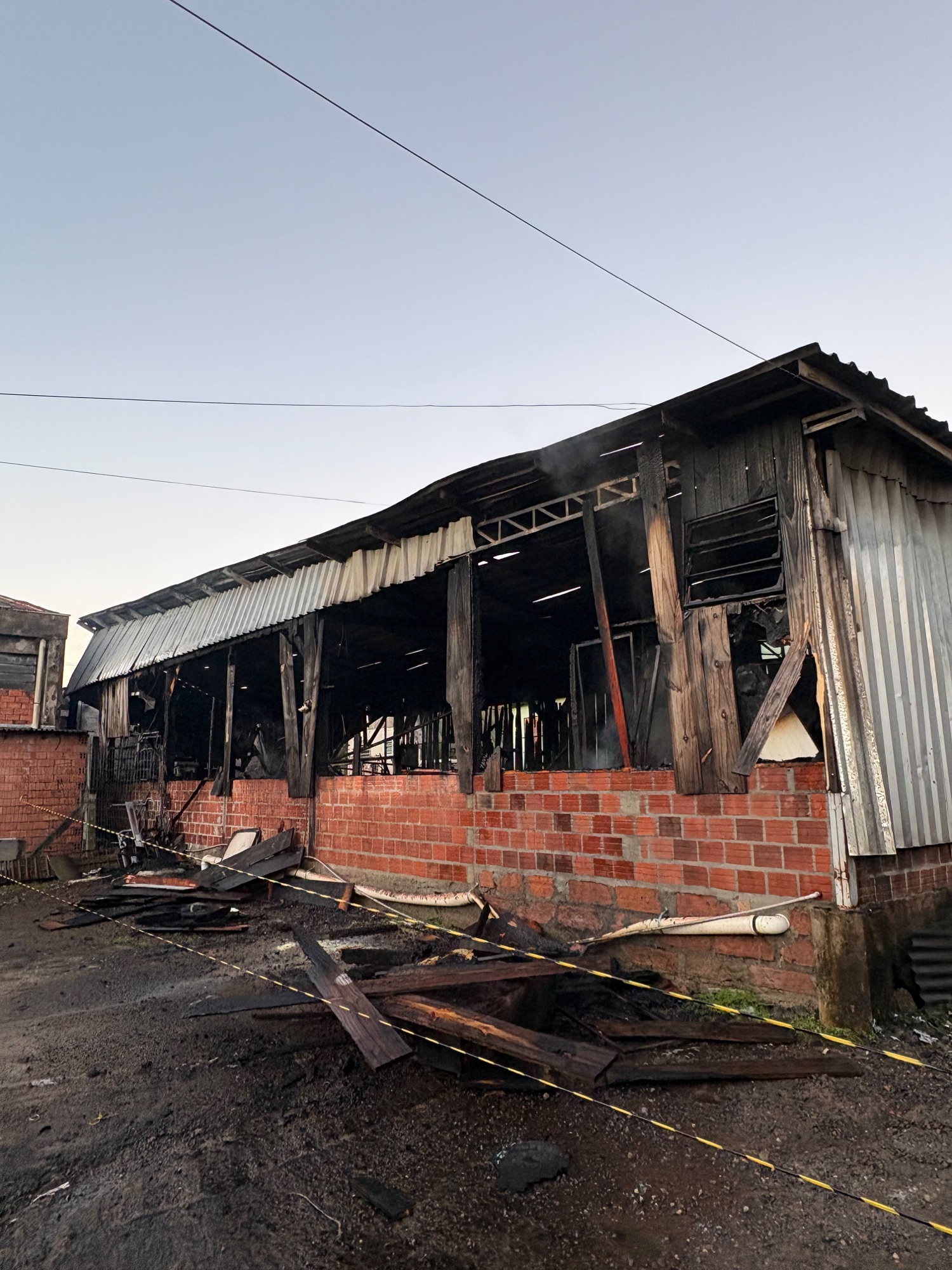 Incêndio atinge fábrica de móveis e residência às margens da ERS-115 em Três Coroas