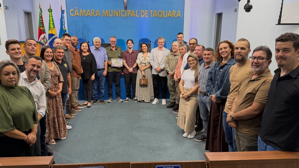 Câmara de Taquara homenageia professor Carlos Fernando Jung por atuação na ciência e inovação