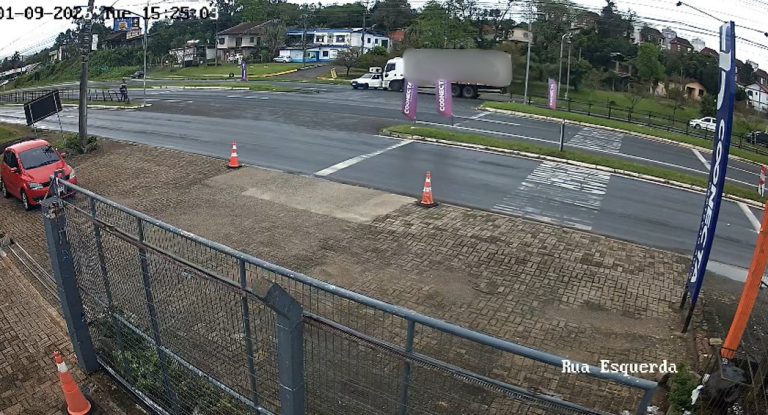 Veículo avança sinal e colide com caminhão no cruzamento da ERS-115, em Taquara