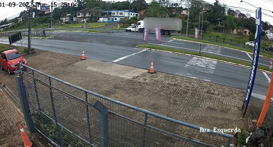 Veículo avança sinal e colide com caminhão no cruzamento da ERS-115, em Taquara