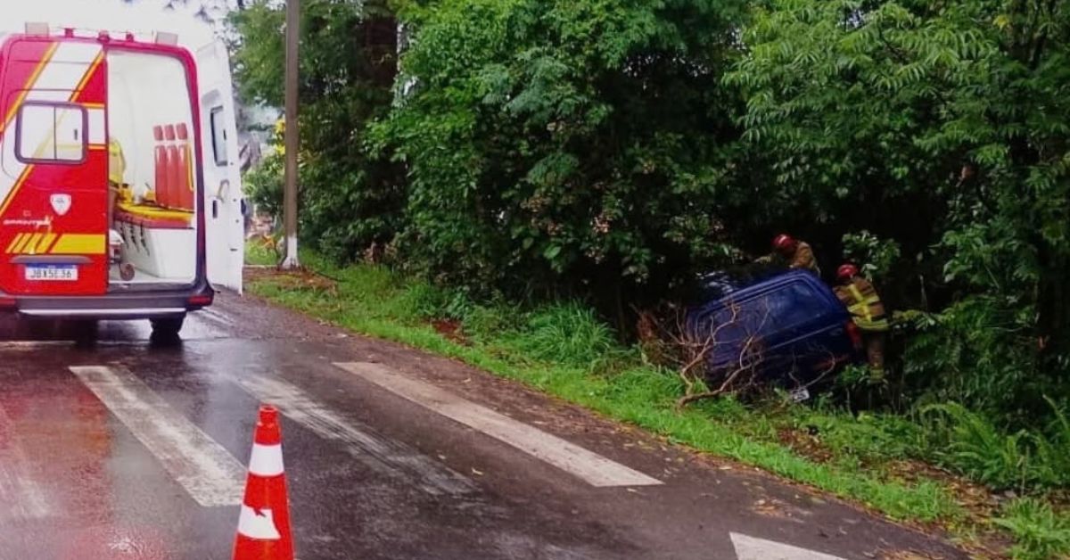 Casal é encaminhado ao hospital após saída de pista na ERS-115, em Igrejinha