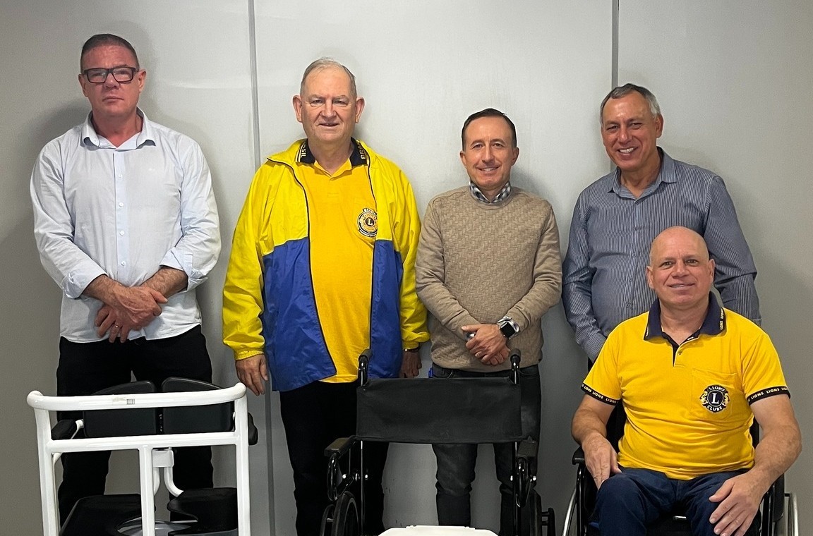 Lions Clube faz doação de duas cadeiras de rodas para o Hospital de Parobé