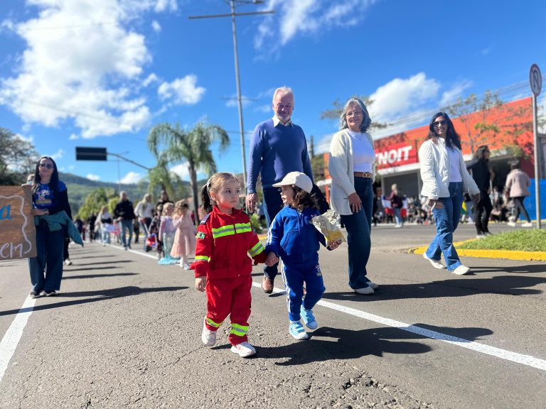 Três Coroas reúne escolas e entidades no desfile de 7 de Setembro