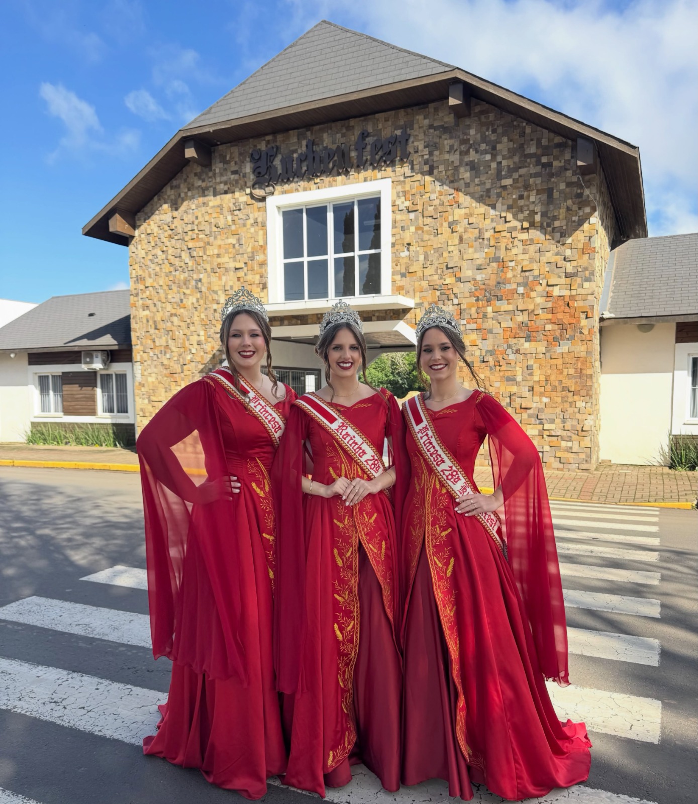 Corte da 28° Kuchenfest apresenta trajes oficiais em Rolante