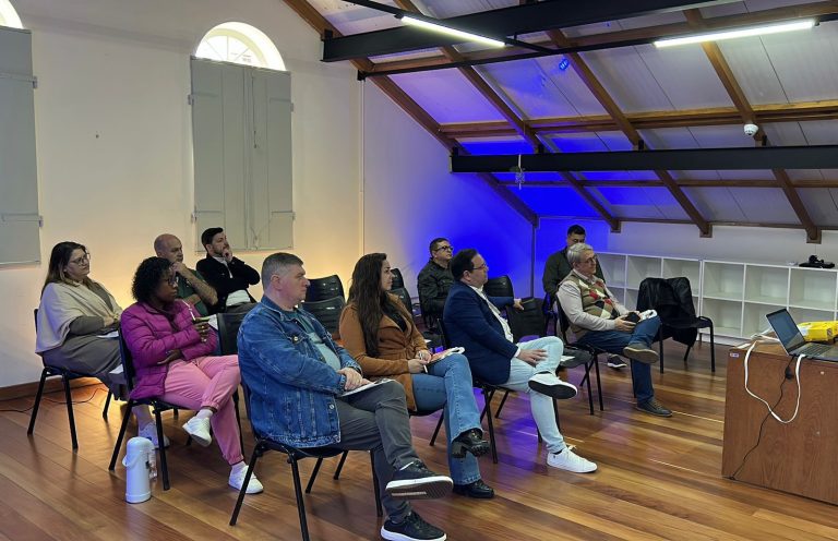 Palestra sobre oportunidades em compras públicas movimenta empresários em Taquara