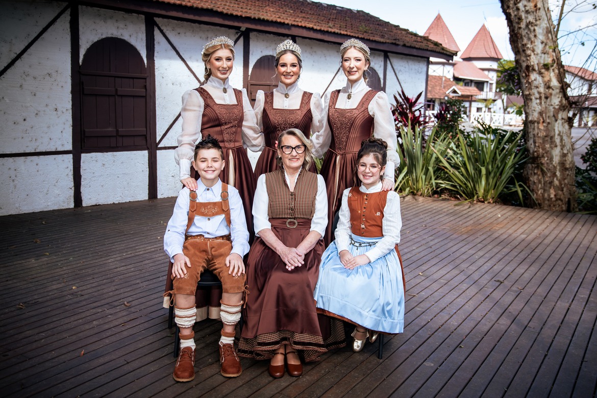 37ª Oktoberfest de Igrejinha apresenta trajes oficiais da Seniorin, Bubchen e Mädchen