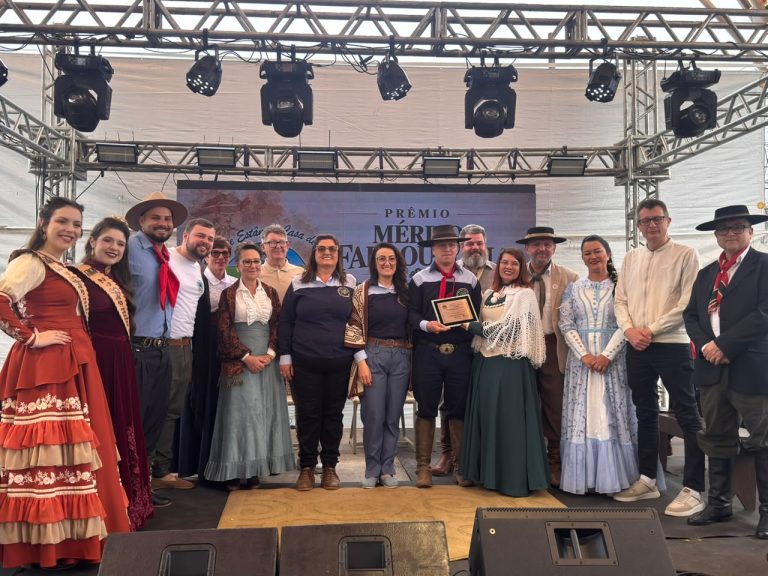 12º Mateartchê sedia entrega do Prêmio Mérito Farroupilha Antenor Ferreira Maciel