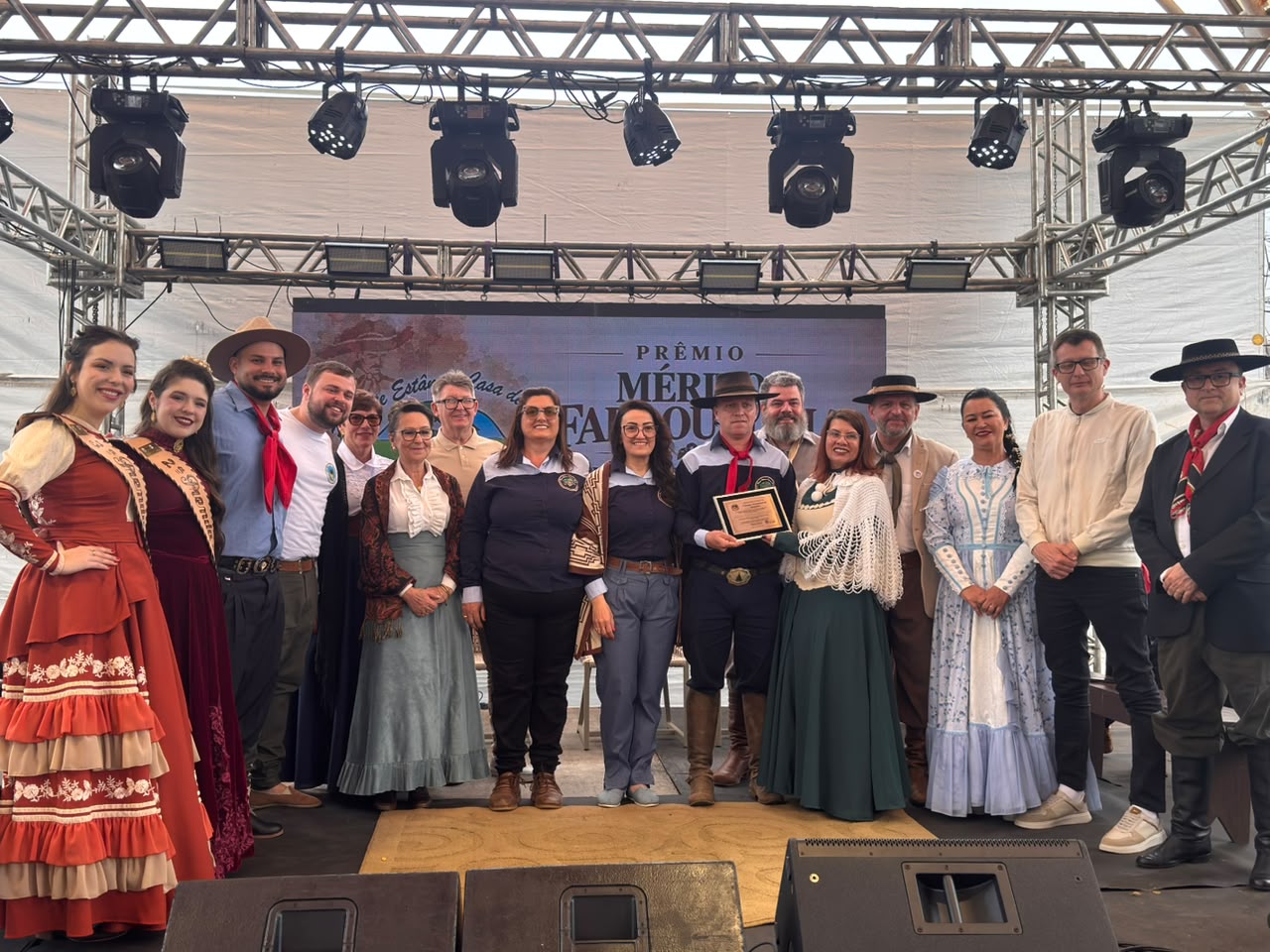 12º Mateartchê sedia entrega do Prêmio Mérito Farroupilha Antenor Ferreira Maciel