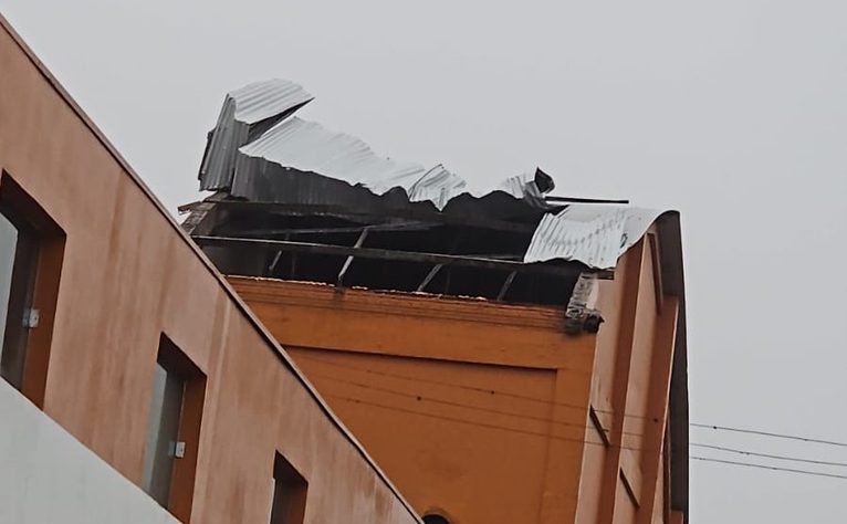 Temporal deixa 52 imóveis destelhados e afeta escolas e unidades de saúde em Taquara