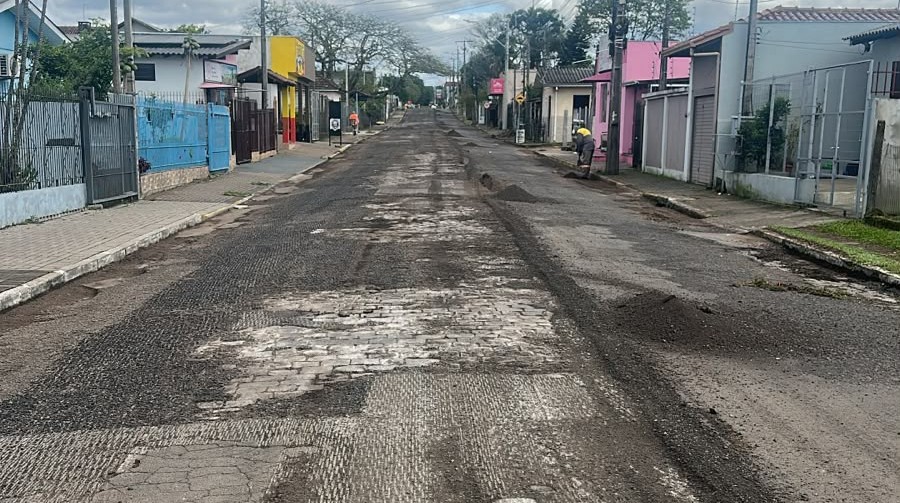 Taquara inicia recapeamento da Rua Farrapos; trânsito é bloqueado no trecho