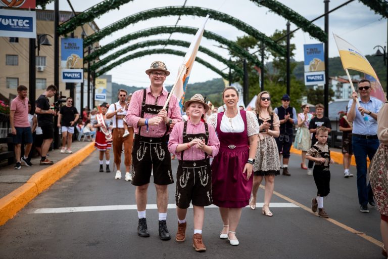 Traje típico garante benefício especial aos visitantes da 37ª Oktoberfest de Igrejinha