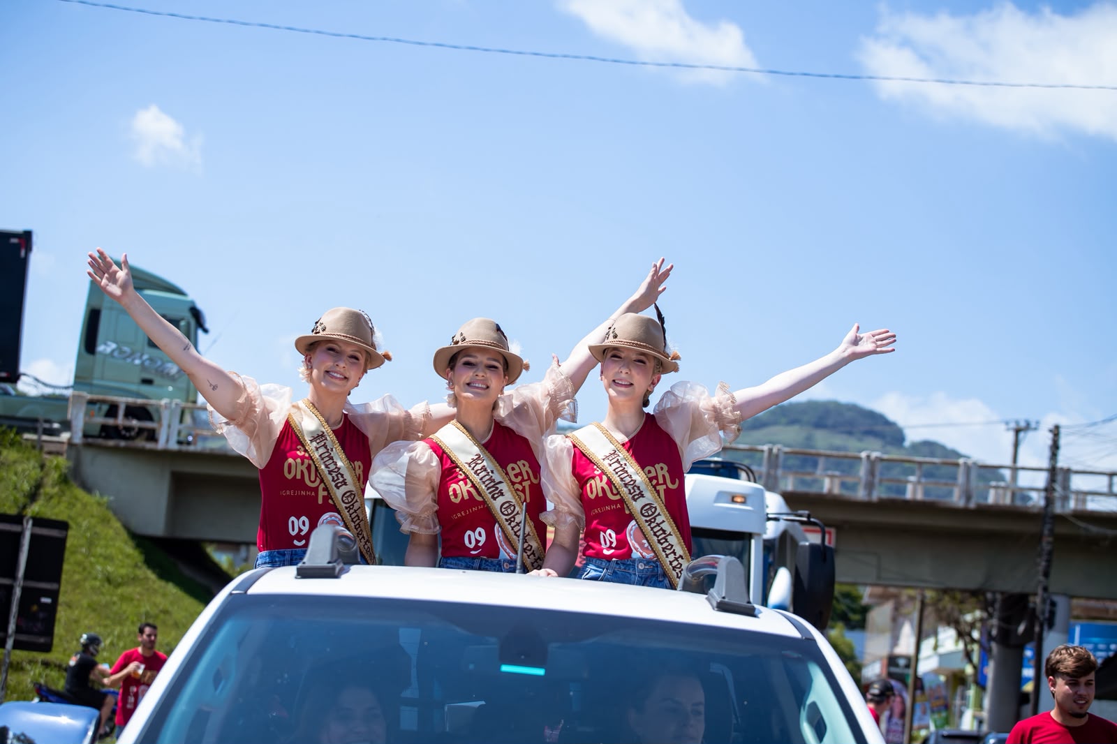 Bierwagen da 37ª Oktoberfest percorre ruas de Três Coroas e Igrejinha