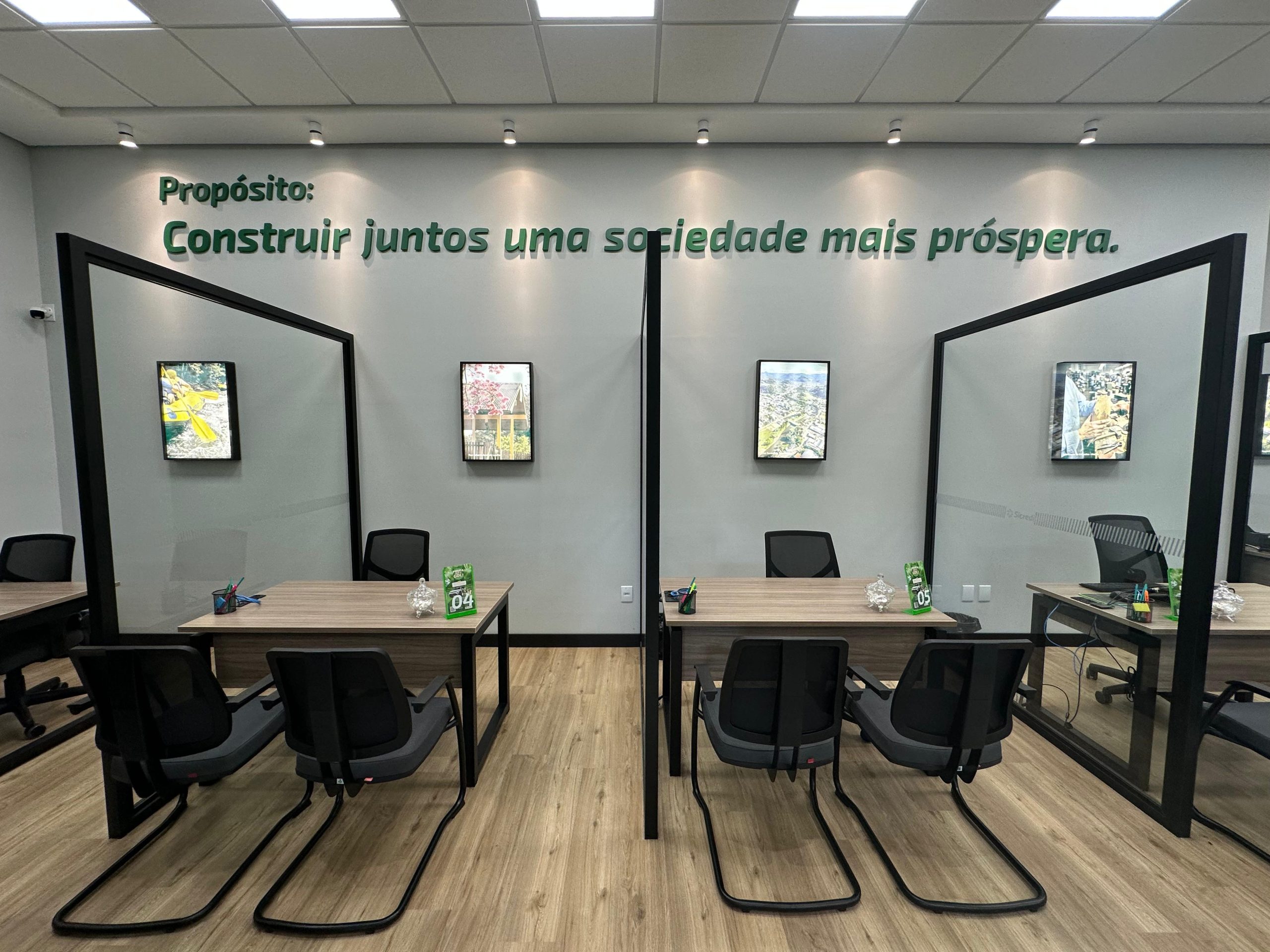 Sicredi inaugura novo espaço em Três Coroas e doa R$ 100 mil ao hospital