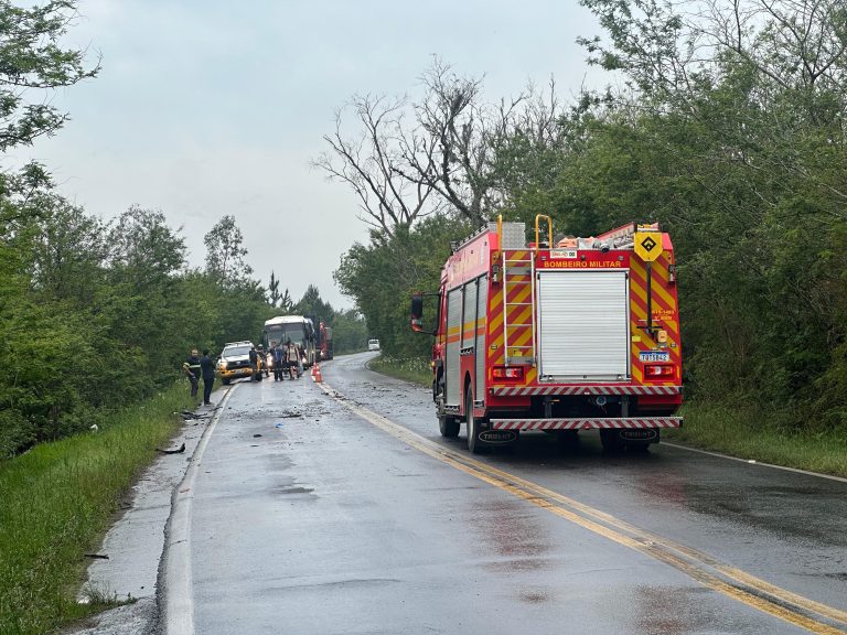 Acidente entre carro e caminhão deixa mulher morta na ERS-239, entre Taquara e Rolante