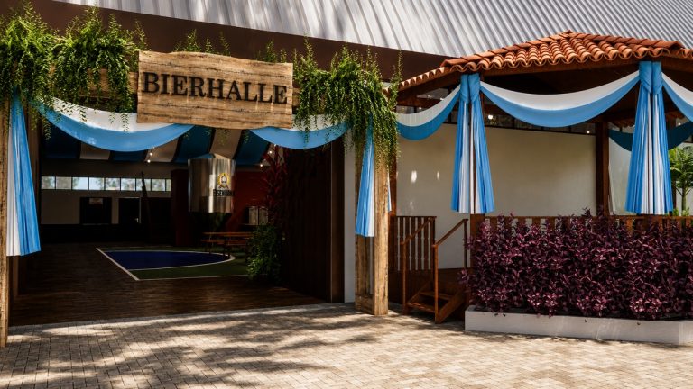 37ª Oktoberfest de Igrejinha transforma ginásio do parque em novo espaço de convivência da festa