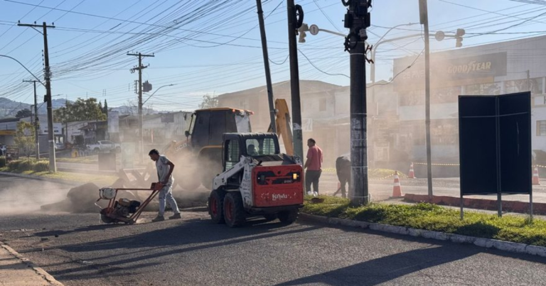 Acesso à Rua Marechal Floriano é bloqueado durante obras na Avenida Sebastião Amoretti em Taquara