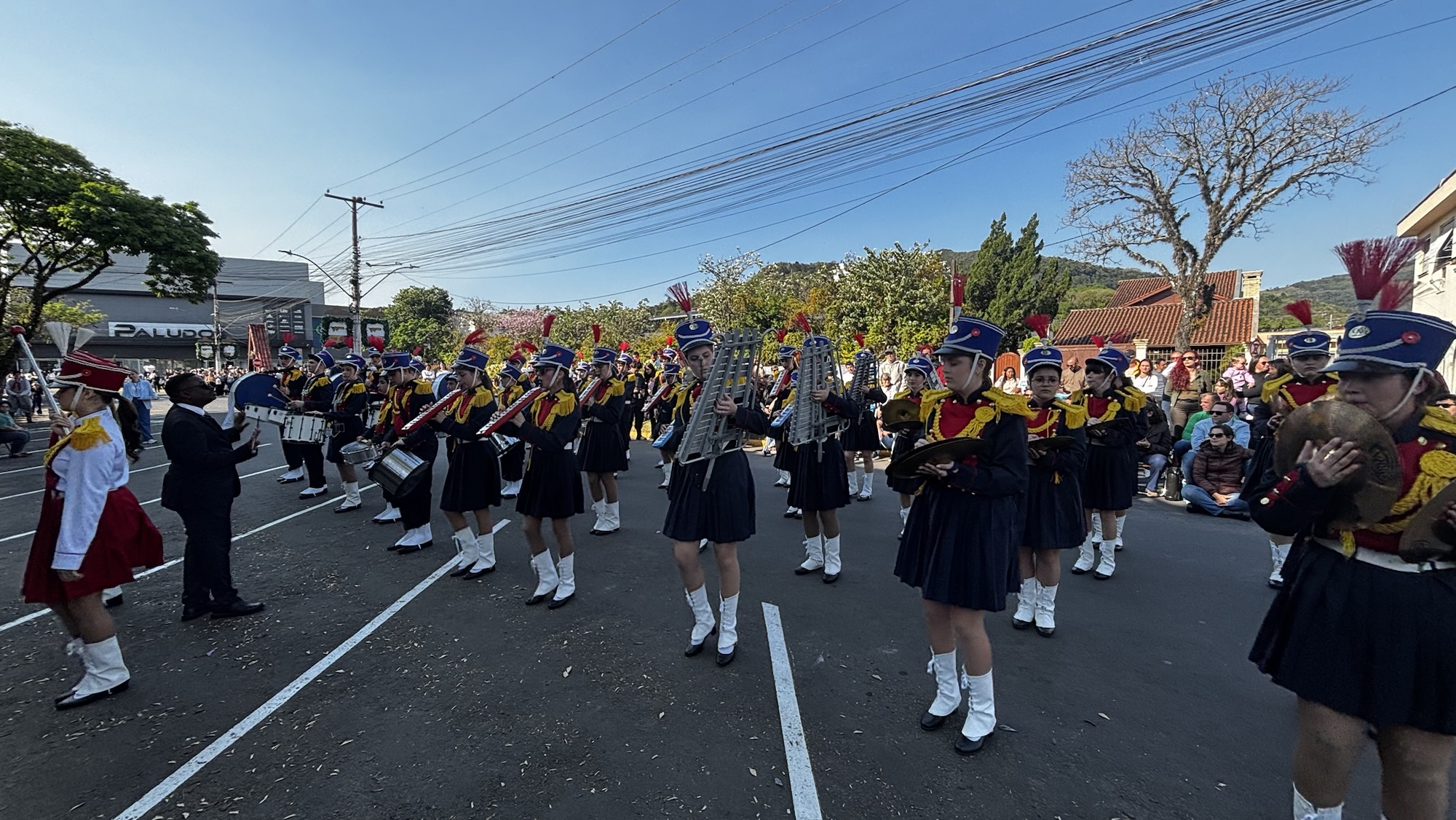 Desfile cívico reúne 36 entidades e 12 bandas marciais em Igrejinha