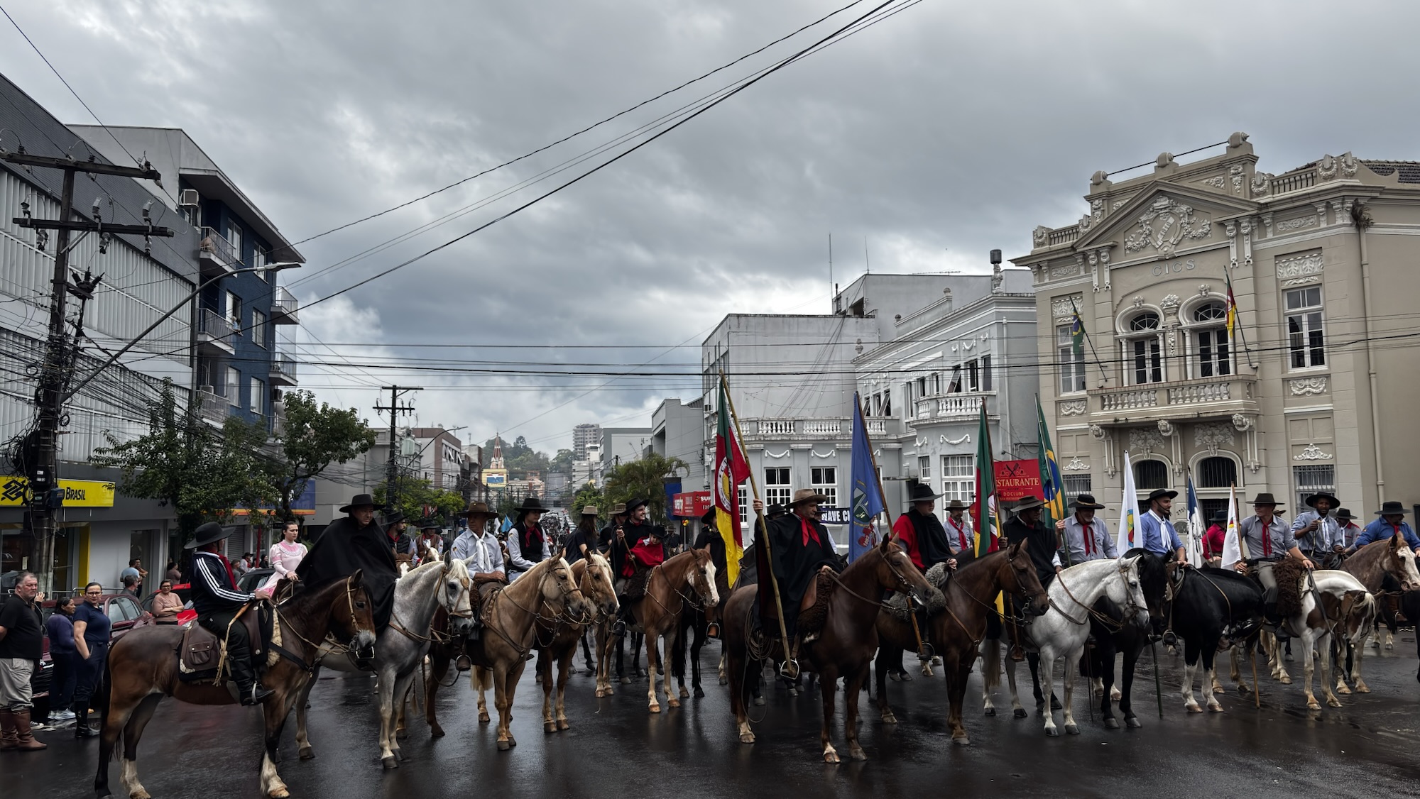 Desfile Farroupilha reúne cerca de 300 cavalarianos pelas ruas de Taquara