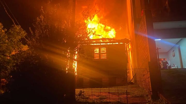 Incêndio destrói residência de madeira no bairro Ideal, em Taquara