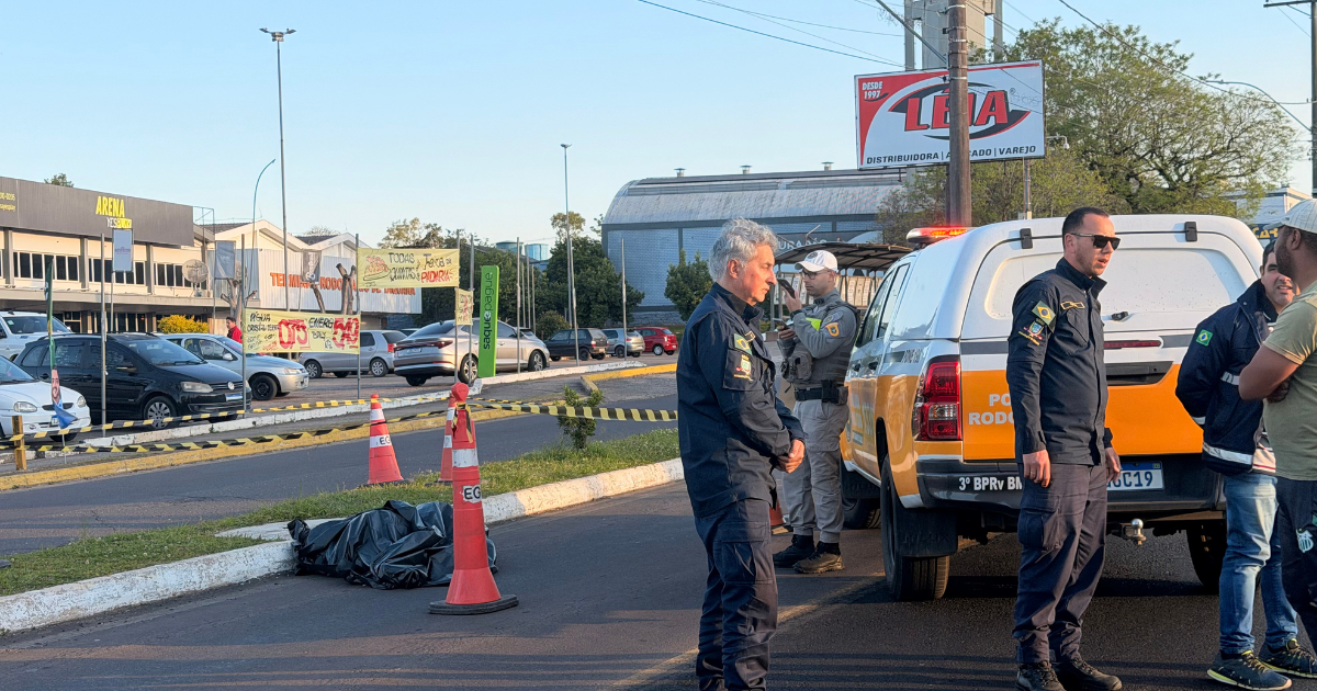 Mulher morre atropelada por caminhão ao atravessar pista central da avenida Sebastião Amoretti, em Taquara