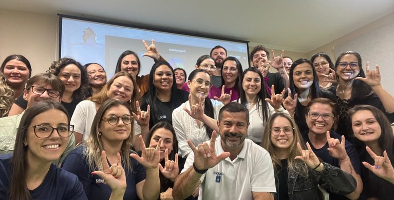 Hospital São Francisco de Assis amplia comunicação em Libras para acolher pacientes surdos