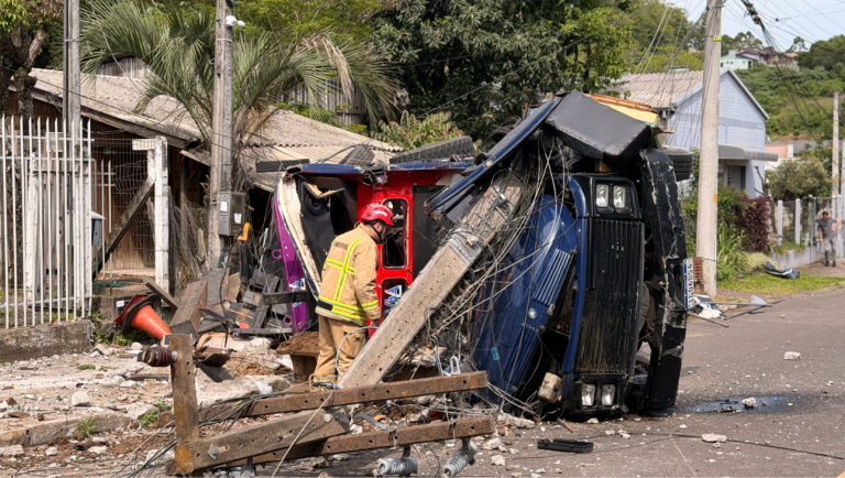 Caminhão tomba, atinge residência e deixa motorista ferido em Igrejinha