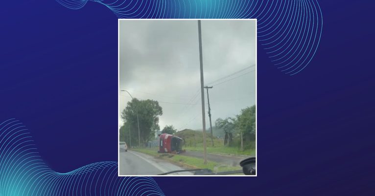 Mulher fica ferida após capotamento na ERS-239, no bairro Imocasa, em Rolante