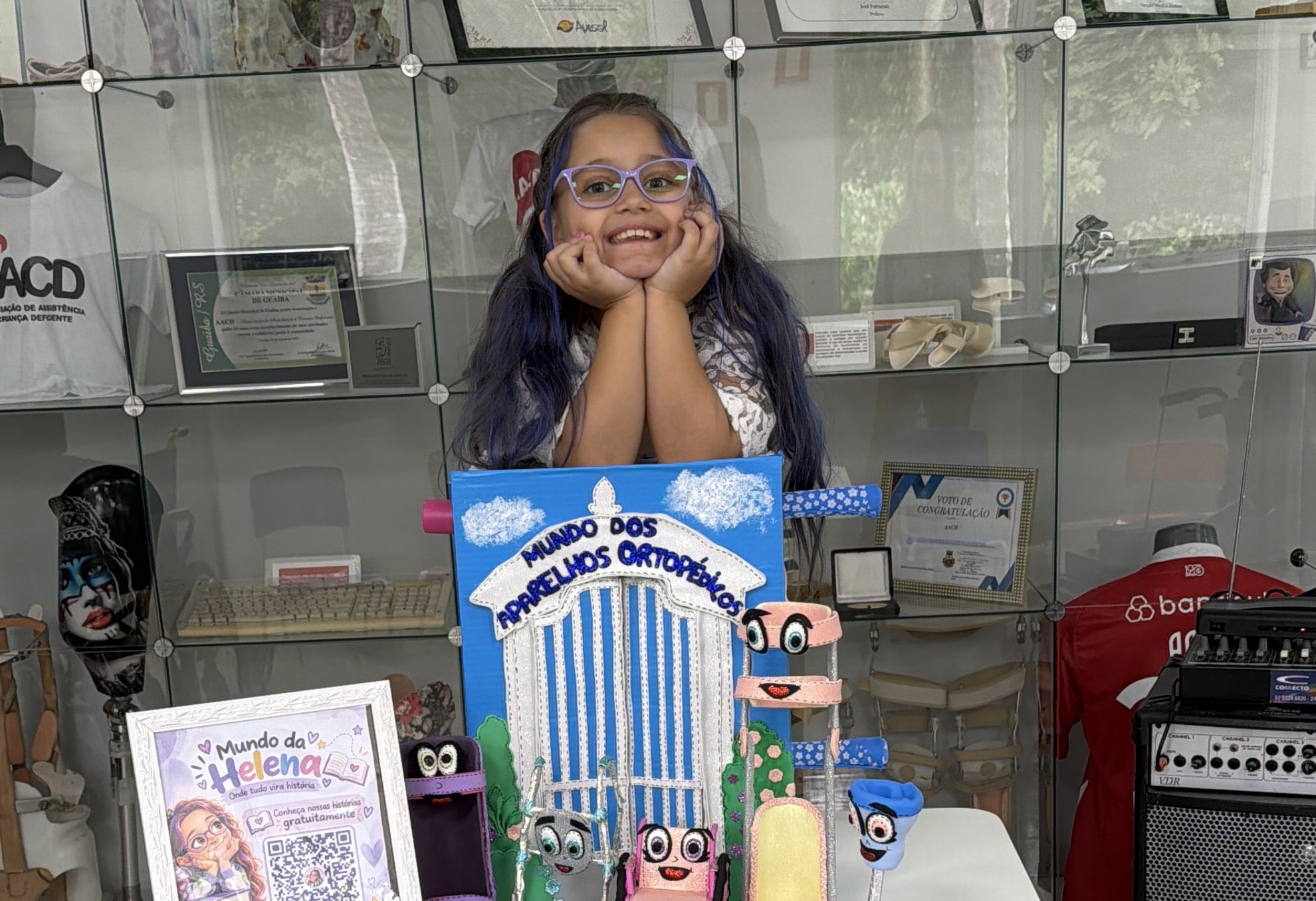 Menina de 8 anos de Três Coroas transforma experiência com aparelhos ortopédicos em livro infantil