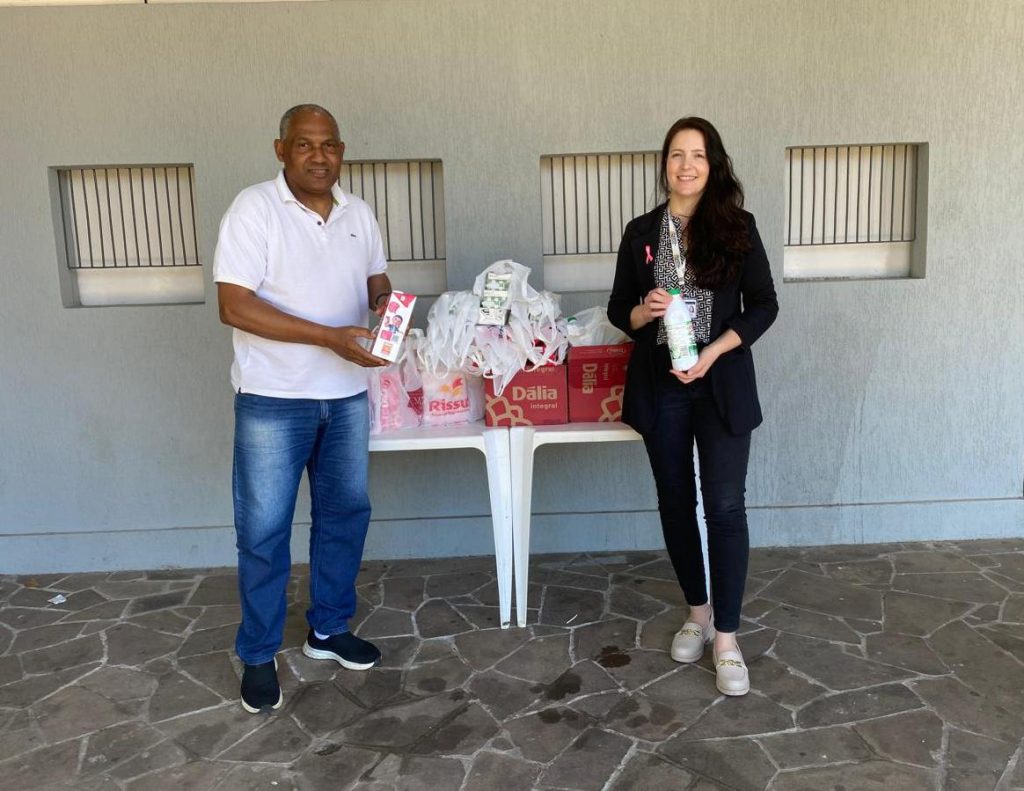 Diretoria de Esportes entrega 76 litros de leite ao CRAS de Três Coroas