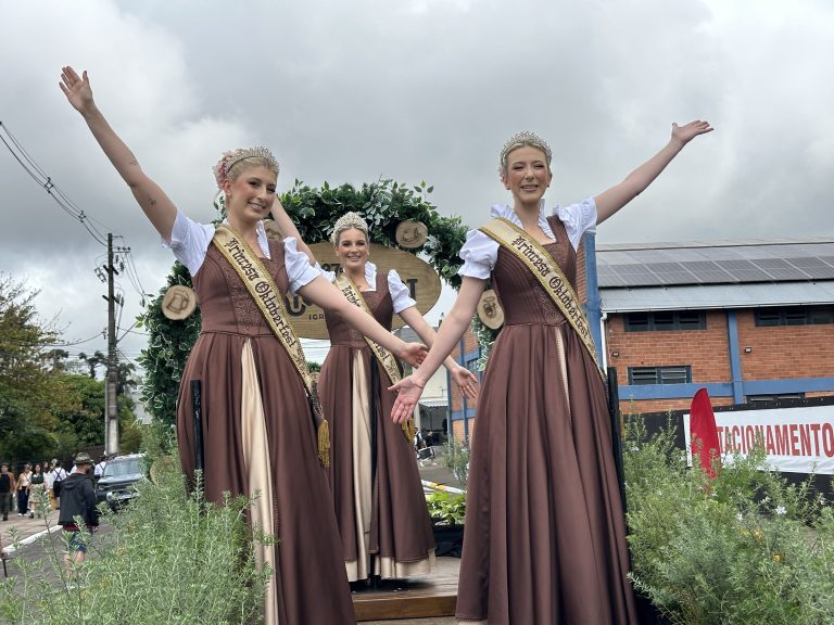 Desfile da 37ª Oktoberfest reúne mais de 1,5 mil participantes em Igrejinha