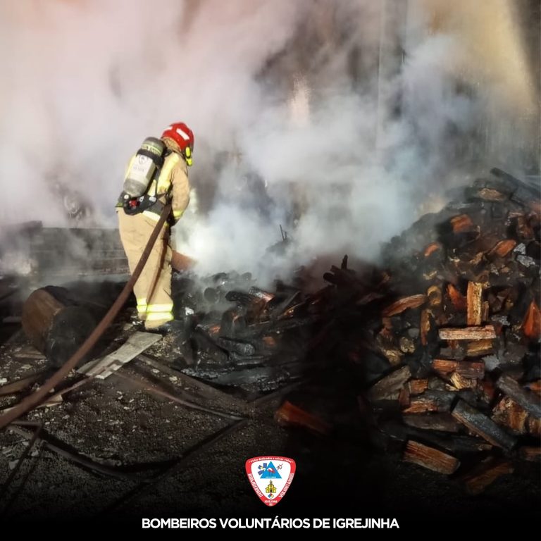 Incêndio em quiosque é controlado antes de atingir residência em Igrejinha